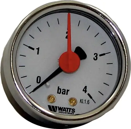 Manometer von Wolf zur Druckmessung, mit einem Skalenbereich von 0 bis 4 bar; Zeiger zeigt aktuell auf 2 bar.